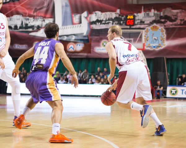 Bc krasnye krylia guard anton ponkrashov (7) mit ball — Stockfoto