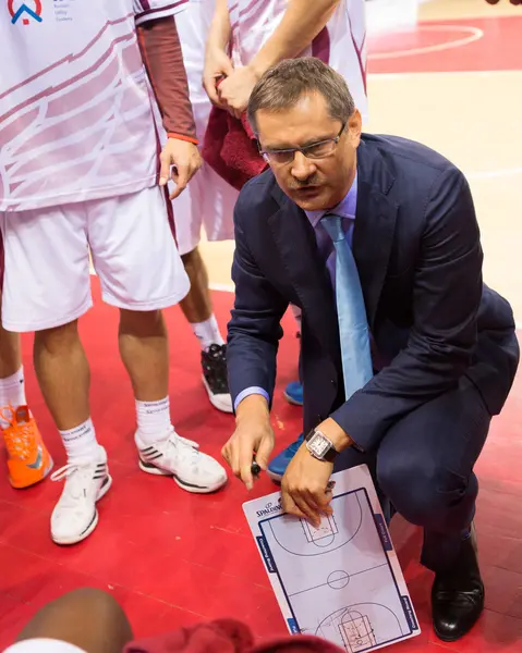 BC Krasnye Krylia head coach Sergey Bazarevich under en timeout — Stockfoto