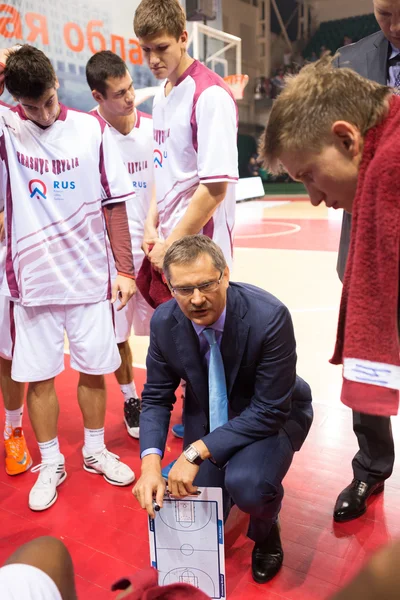 BC Krasnye Krylia capo allenatore Sergey Bazarevich durante un timeout — Foto Stock