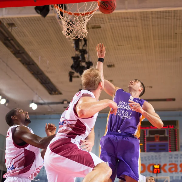 BC Royal Hali Gaziantep forward Oliver Stevic (9) kastar bollen i en korg — Stockfoto