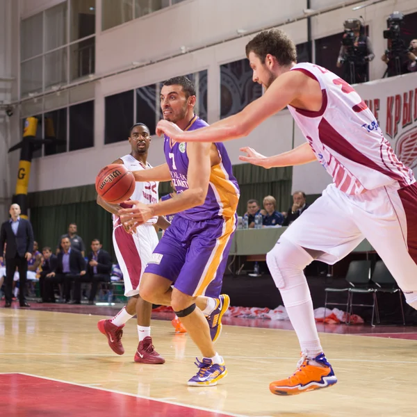 BC Royal Hali Gaziantep forward Mutlu Akpinar (7), with ball, is on the attack — Stock Photo, Image