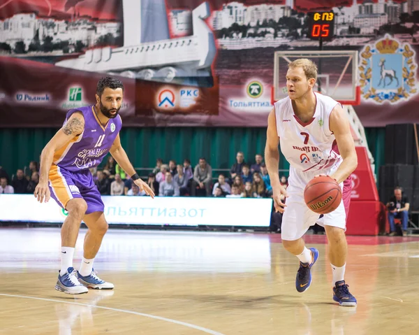 BC Krasnye Krylia guard Anton Ponkrashov (7), with ball, is on the attack — Stock Photo, Image