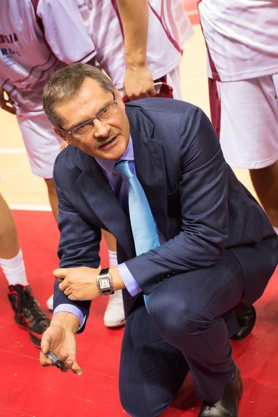 BC Krasnye Krylia treinador principal Sergey Bazarevich durante um tempo limite — Fotografia de Stock