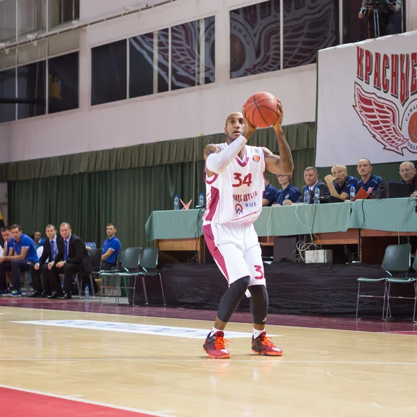 BC Krasnye Krylja guard Bracey Wright (34) maakt 3-punt shot — Stockfoto