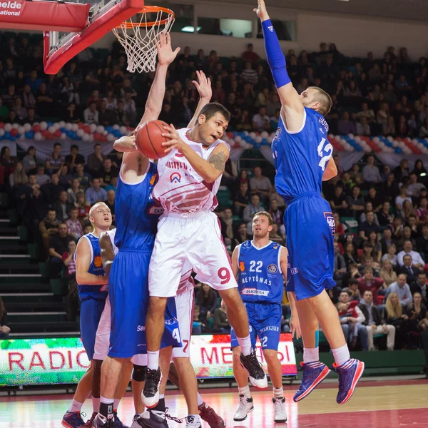 BC Krasnye Krylia guarda Evgeny Chebanenko (9) com bola — Fotografia de Stock