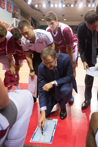 BC Krasnye Krylia capo allenatore Sergey Bazarevich durante un timeout — Foto Stock