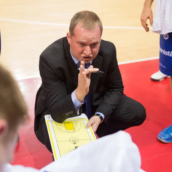 Entraîneur-chef des Neptunas de la C.-B. Kazys Maksvytis pendant un temps mort — Photo