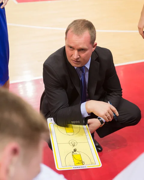 BC Neptunas hoofd coach Kazys Maksvytis tijdens een timeout — Stockfoto