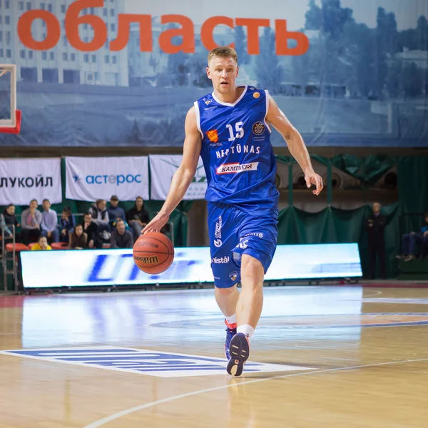 BC Neptunas framåt Vytautas Sarakauskas (15) med boll — Stockfoto