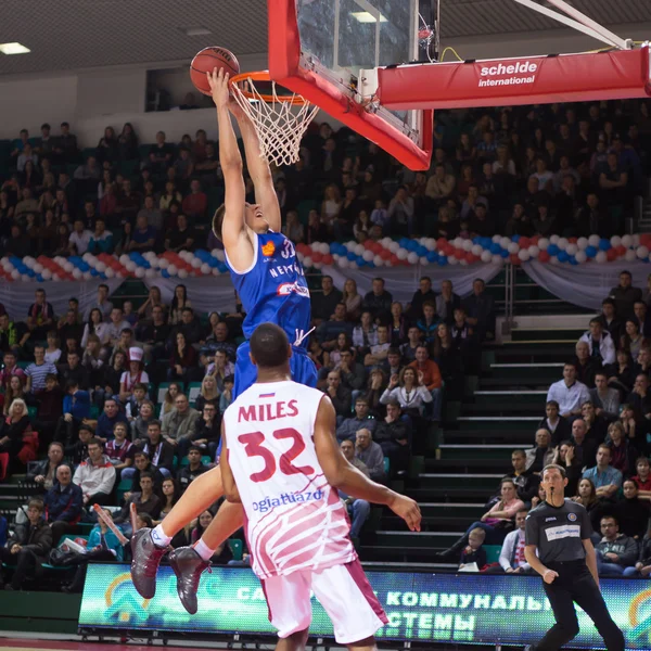 BC Neptunas voorwaartse Edgaras Ulanovas (31) maakt tweehandige slam dunk — Stockfoto