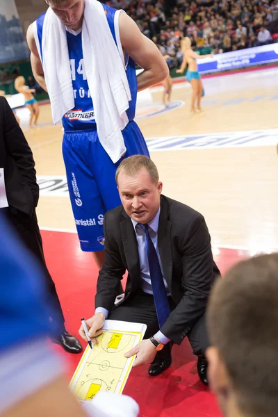 BC Neptunas head coach Kazys Maksvytis under en timeout — Stockfoto
