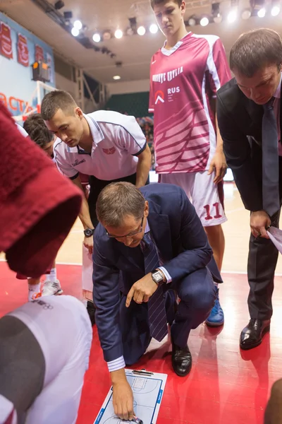 Bc krasnye krylia Cheftrainer Sergei Basarewitsch während einer Auszeit — Stockfoto