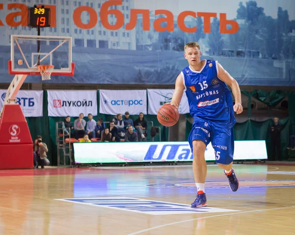 BC Neptunas adelante Vytautas Sarakauskas (15) con pelota —  Fotos de Stock