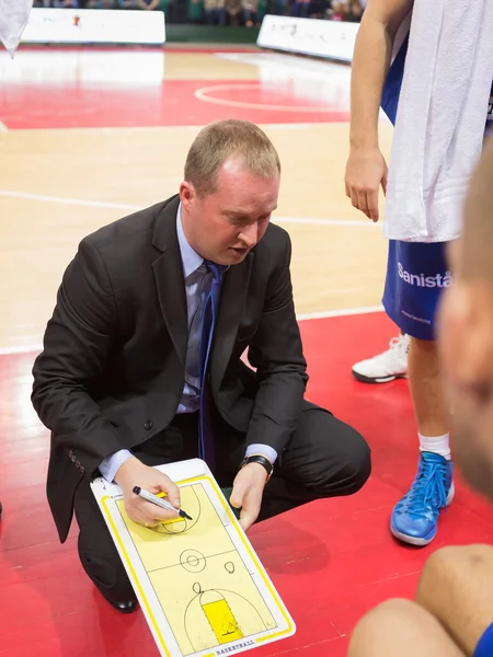 Bc Neptunas がタイムアウト中にコーチ Kazys Maksvytis を頭します。 — ストック写真