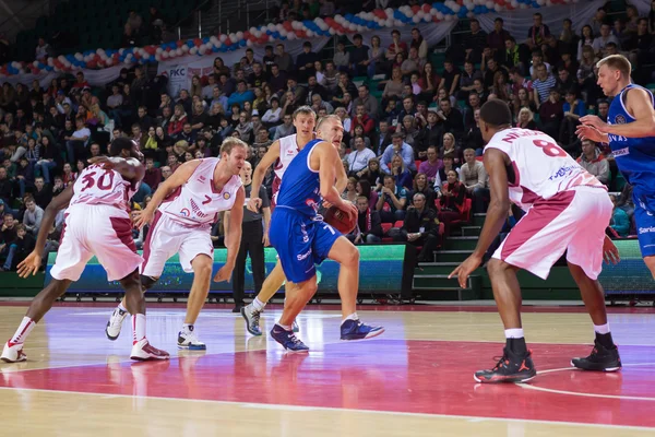 BC Neptunas vakta Martynas Mazeika (7) med boll — Stockfoto