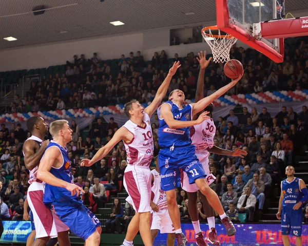 BC Neptunas voorwaartse Edgaras Ulanovas (31) krijgt om de velg — Stockfoto