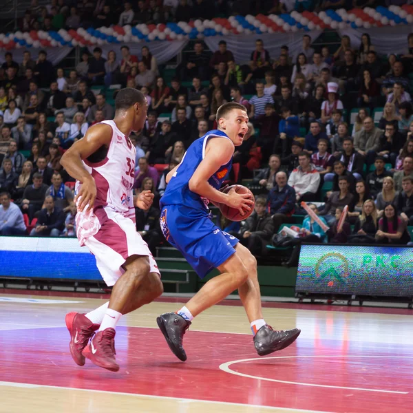 BC Neptunas framåt Edgaras Ulanovas med bollen drivar till bas — Stockfoto