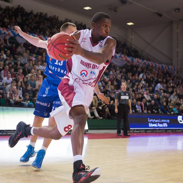 BC Krasnye Krylia adelante Demetris Nichols (8) conduce a los bas — Foto de Stock