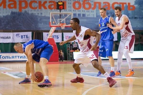 BC Neptunas strażnik Mindaugas Girdziunas z piłką — Zdjęcie stockowe