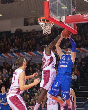 M.ö. Krasnye Krilya ileri Julian Wright (30) bir atış engeller