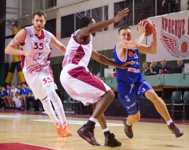 M.ö. Neptunas Edgaras Ulanovas (31) ile topu ileri.