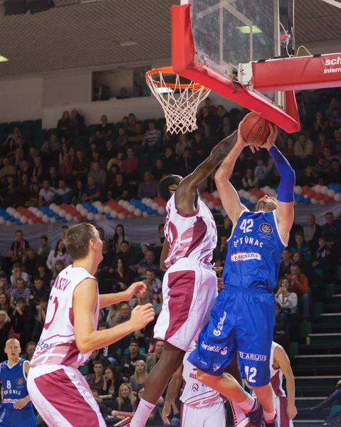 BC Krasnye Krylia forward Julian Wright (30) blockerar ett skott — Stockfoto