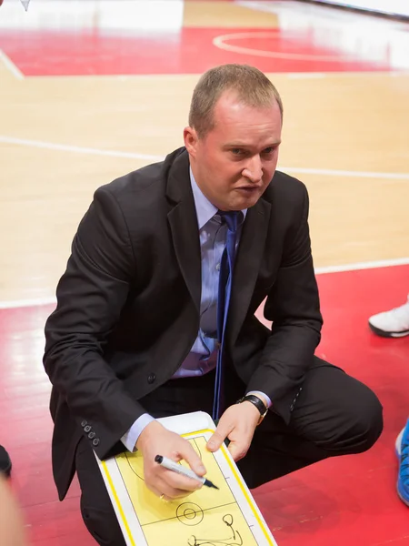 Bc Neptunas がタイムアウト中にコーチ Kazys Maksvytis を頭します。 — ストック写真
