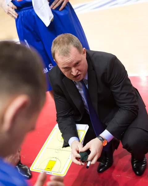 BC Neptunas head coach Kazys Maksvytis under en timeout — Stockfoto