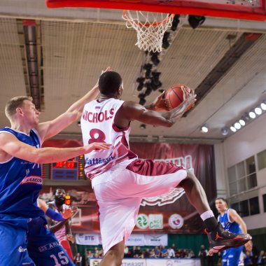 M.ö. Krasnye Krilya ileri Demetris Nichols (8) azına kadar alır