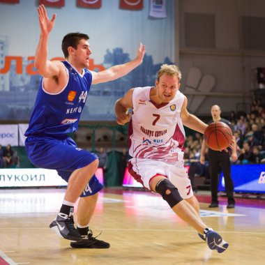 M.ö. Krasnye Krilya korumak Anton Ponkrashov (7) ile Top