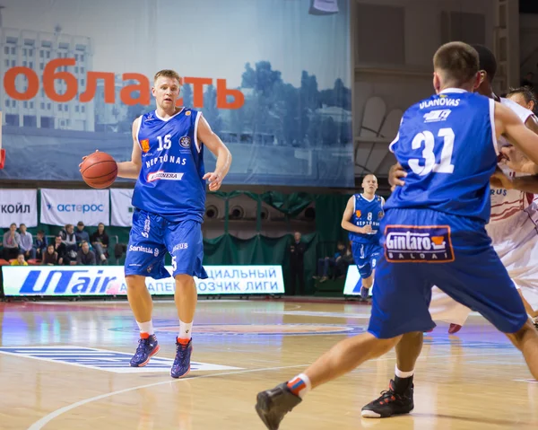 BC Neptunas adelante Vytautas Sarakauskas (15) con pelota —  Fotos de Stock