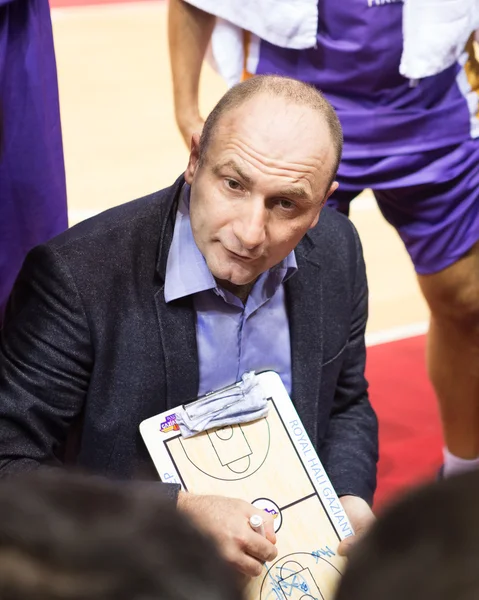 BC Royal Hali Gaziantep head coach Aziz Bekir during a timeout — Stock Photo, Image