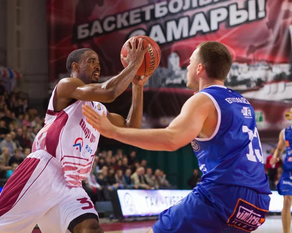 BC Krasnye Krylia guard Aaron Miles (32) with ball — Stock Photo, Image