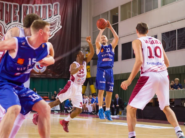 BC Neptunas garde Arvydas Eitutavicius (13) monte pour un tir — Photo