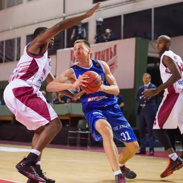 BC Neptunas adelante Edgaras Ulanovas (31) con pelota — Foto de Stock