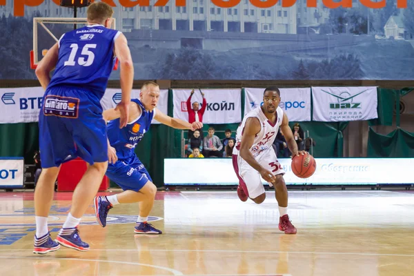 BC Krasnye Krylia guard Aaron Miles (32) drives — Stock Photo, Image