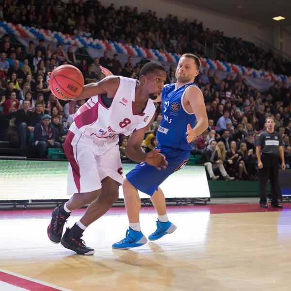 BC Krasnye Krylia avant Demetris Nichols (8) avec balle — Photo