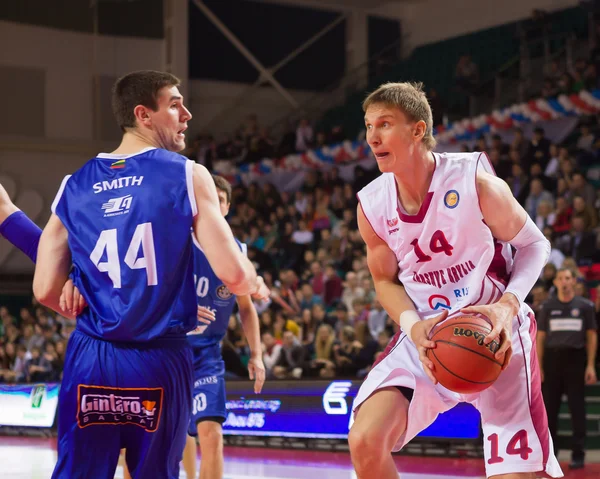 BC Krasnye Krylia center Anton Pushkov (14) with ball — Stock Photo, Image