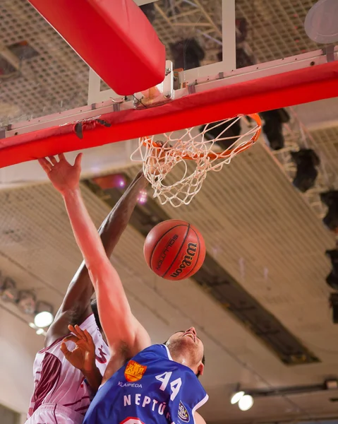 BC Krasnye PFK vpřed Julian Wright (30) dokončí slam dunk — Stock fotografie