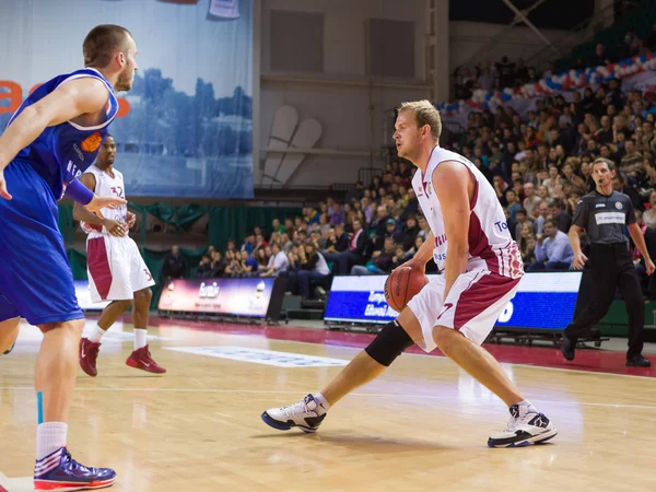 BC Krasnye Krylia guardia Anton Ponkrashov (7) gotea la pelota —  Fotos de Stock