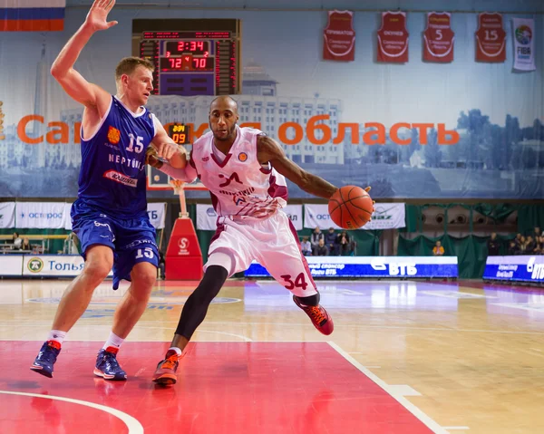 BC Krasnye Krylia guard Bracey Wright (34) drives to the basket — Stock Photo, Image