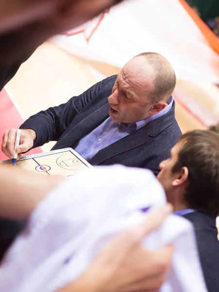 BC Royal Hali Gaziantep entrenador Aziz Bekir durante un tiempo fuera — Foto de Stock