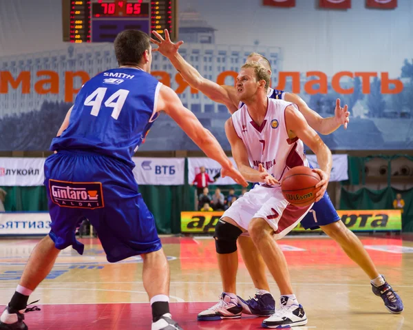 BC Krasnye Krylia guard Anton Ponkrashov (7) with ball — Stock Photo, Image