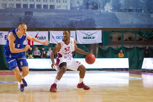 BC Krasnye Krylia guardia Aaron Miles (32) hace un crossover drible — Foto de Stock