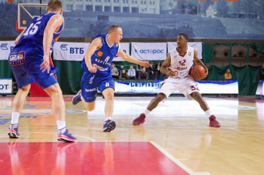 M.ö. Krasnye Krilya korumak Aaron Miles (32) ile Top
