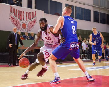 M.ö. Krasnye Krilya ileri Julian Wright (30) sürücüler için sepet
