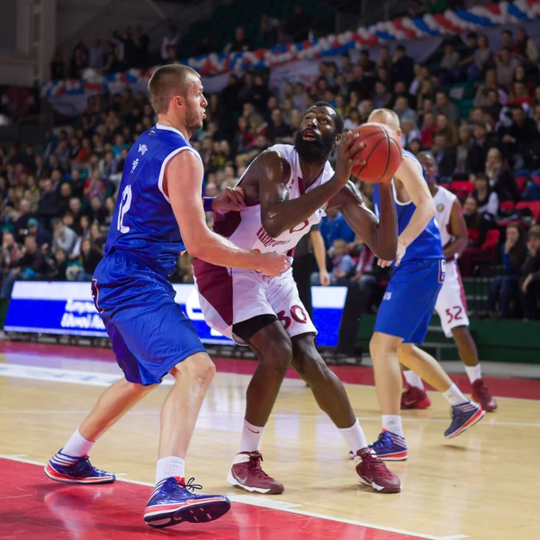 BC Krasnye Krylia delantero Julian Wright (30) con pelota — Foto de Stock