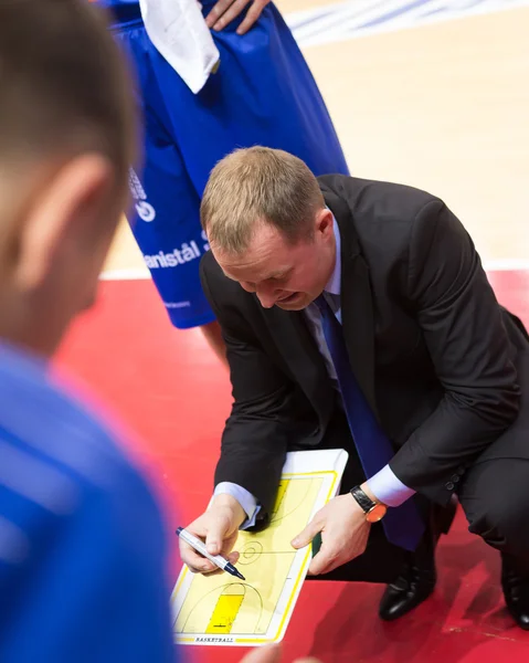 Entraîneur-chef des Neptunas de la C.-B. Kazys Maksvytis pendant un temps mort — Photo