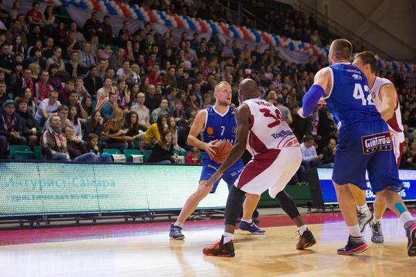 Bc neptunas guard martynas mazeika (7) mit ball — Stockfoto