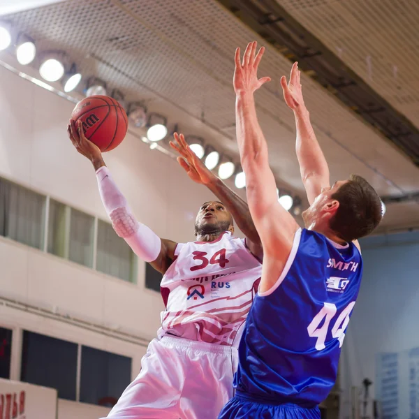 BC Krasnye Krylia guardia Bracey Wright (34) lanza la pelota —  Fotos de Stock